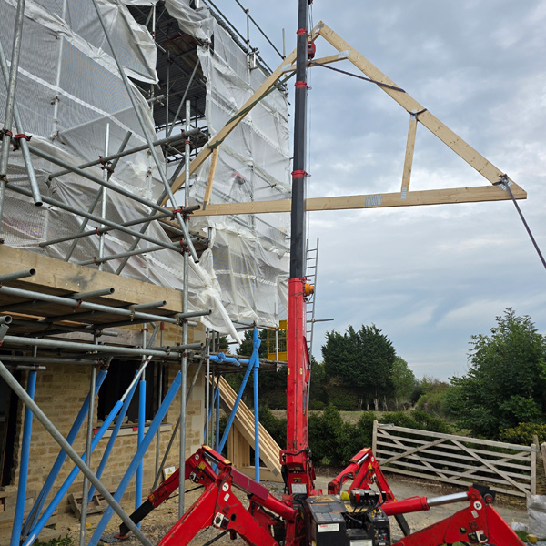 lifting roof trusses with a spider crane 